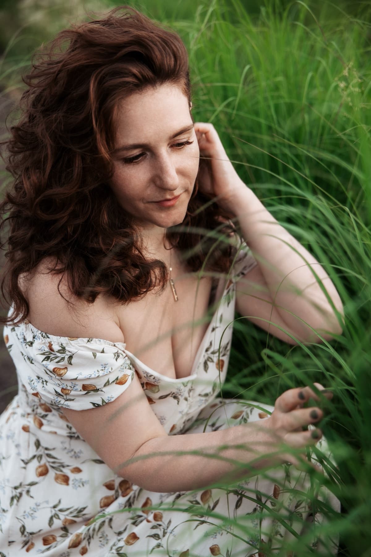 Anna Khovan dans les hautes herbes