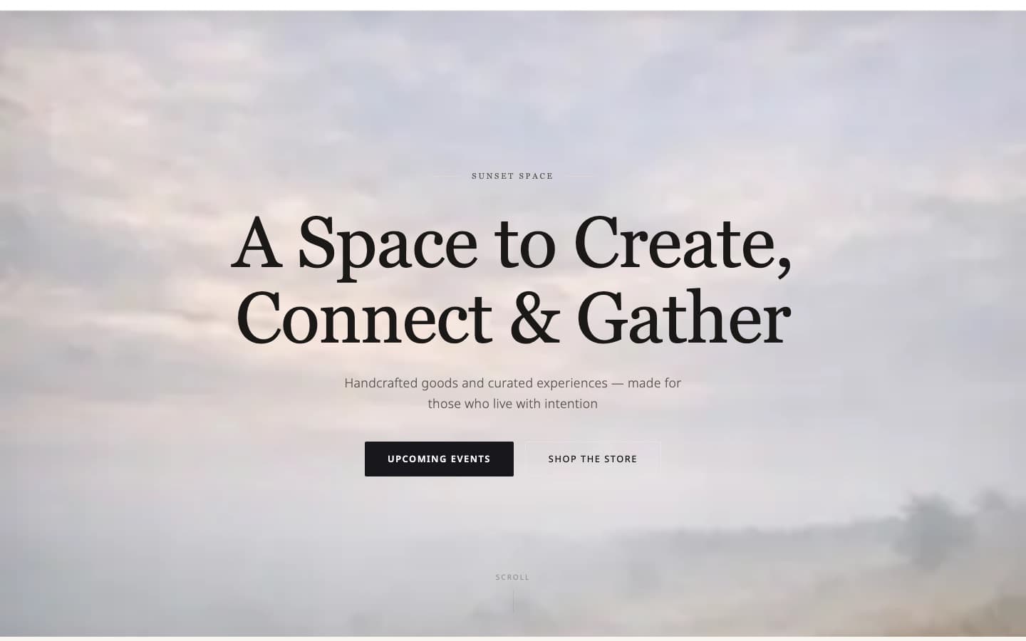 Pages du site web de Sunset Space dans une chemise